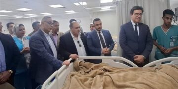 وزير الثقافة يزور طلاب أسوان المصابين في حادث طريق إسنا للاطمئنان على حالتهم الصحية
