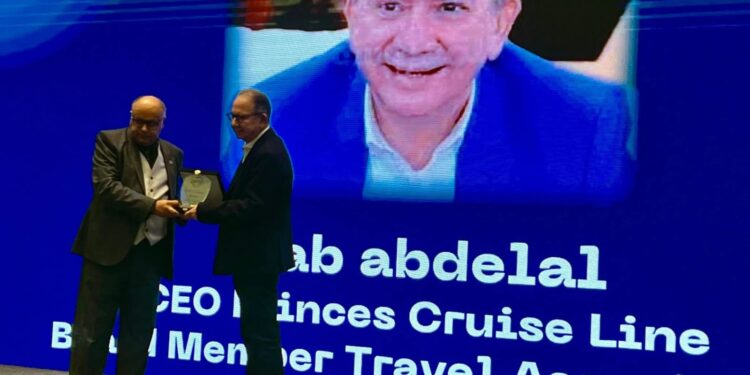 تكريم إيهاب عبد العال في مؤتمر «Hotel Tech» لدوره في دعم وتطوير خدمات الضيافة وتحديثها