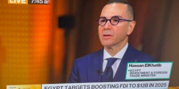 وزير الاستثمار والتجارة الخارجية يجري مقابلة تلفزيونية مع شبكة بلومبرج العالمية