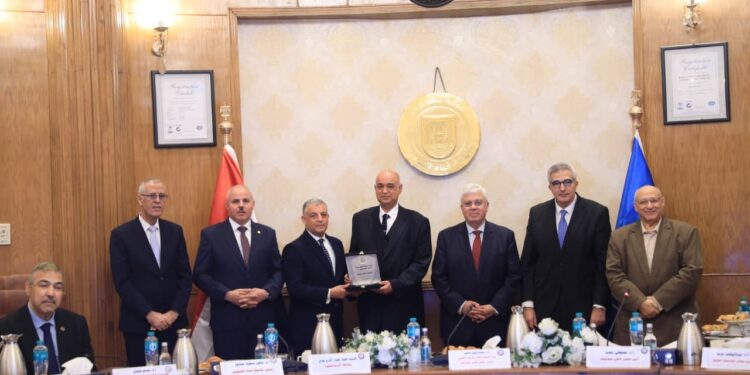 وزير التعليم العالي يكرم الجامعات الفائزة بمسابقة أفضل جامعة صديقة للبيئة للعام الجامعي 2024 /2025