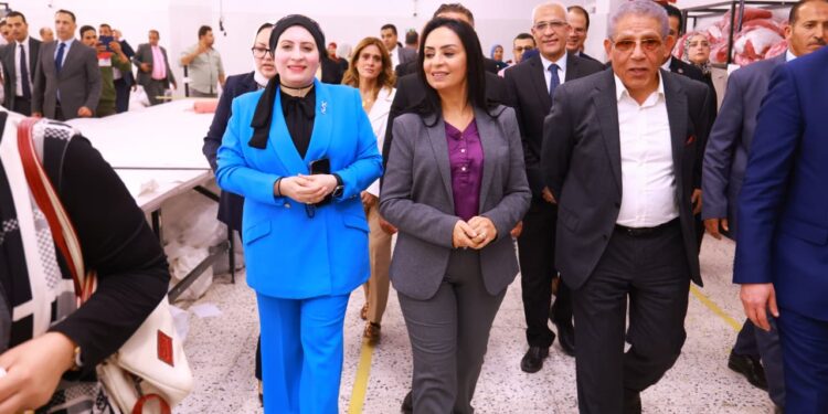 وزيرة التضامن ومحافظ الفيوم يتابعان المشروعات الإنتاجية لمصنع الغزل والنسيج بقرية العزب