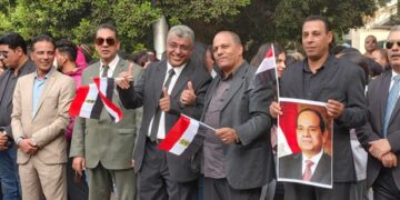 بأعلام مصر وصور الرئيس السيسى.. تجمعات للناخبين بمحيط لجان مدرسة بمصر الجديدة