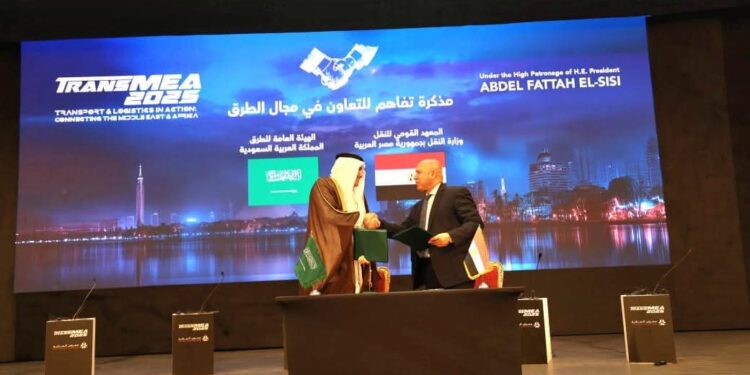 وزير الصناعة والنقل ووزير النقل والخدمات اللوجستية بالسعودية يوقعان مذكرة تفاهم بين مصر والسعودية بشأن تبادل الخبرات