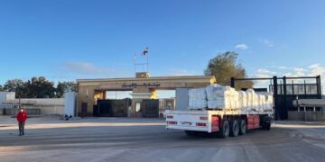 الهلال الأحمر المصري يدفع بـ 10 آلاف طن مساعدات و 90 ألف قطعة ملابس شتوية إلى غزة