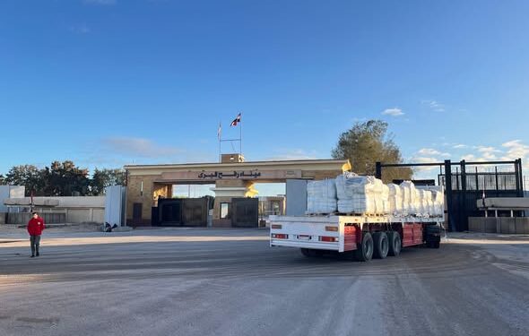 الهلال الأحمر المصري يدفع بـ 10 آلاف طن مساعدات و 90 ألف قطعة ملابس شتوية إلى غزة