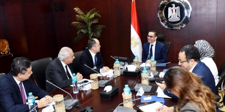 وزير الاستثمار يبحث مع وفد شركة ” بروميتيون ” للإطارات مشروعاتها الاستثمارية في مصر