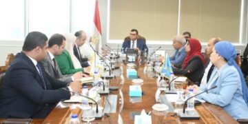 وزير الإسكان يتابع الاشتراطات والضوابط والمعايير الخاصة بالإعلانات على الطرق العامة والمحاور