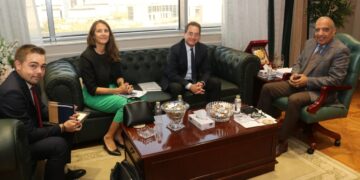 وزير الكهرباء يبحث مع سفير فرنسا بالقاهرة دعم وتعزيز فرص الشراكة والتعاون في مختلف مجالات الكهرباء والطاقات المتجددة