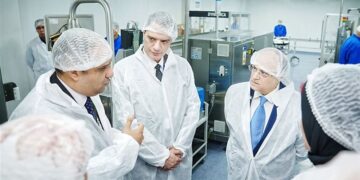 رئيس هيئة الدواء المصرية في جولة ميدانية لمتابعة استعداد تطبيق منظومة التتبع الدوائي بمصنع أوركيديا