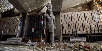 خبير آثري: توزيع التماثيل في المتحف المصري الكبير على تسلسل تاريخي وموضوعي