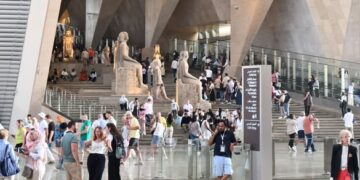 المتحف المصري الكبير يستقبل 12 ألف زائر اليوم من المصريين والأجانب