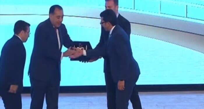 رئيس الوزراء يكرم عددًا من رموز عمل الرعاية الصحية بالملتقى السنوى السادس للهيئة