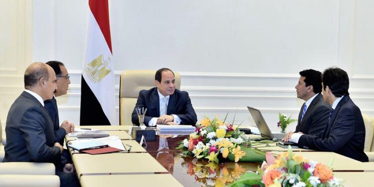 الرئيس السيسي يجتمع مع رئيس الوزراء ووزير الشباب والرياضة