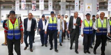 وزير قطاع الأعما يتفقد مصانع شركة النصر للسيارات ويؤكد: إعادة إحياء علامة “نصر”