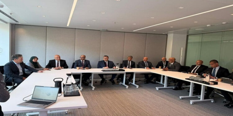 وزير الإسكان يبحث تعزيز التعاون مع «أكسيونا» الإسبانية في مشروعات المياه والتحلية