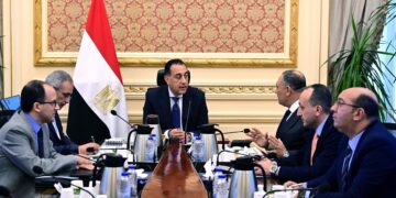 رئيس الوزراء يتابع مع رئيس المركز الوطني لتخطيط استخدامات أراضي الدولة عدداً من ملفات العمل