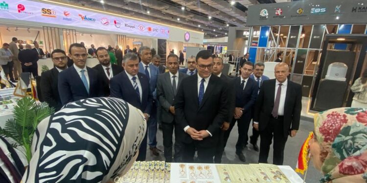 وزير الإسكان يتفقد جناح الوزارة بالمعرض والمؤتمر الدولي للنقل الذكي واللوجستيات والصناعة في دورته السادسة