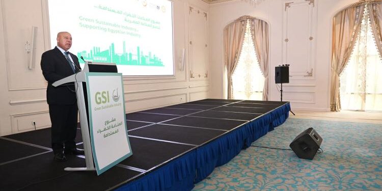 وزير الصناعة والنقل يستعرض خطة التحرك العاجلة لخفض الانبعاثات الكربونية في الصناعة المصرية