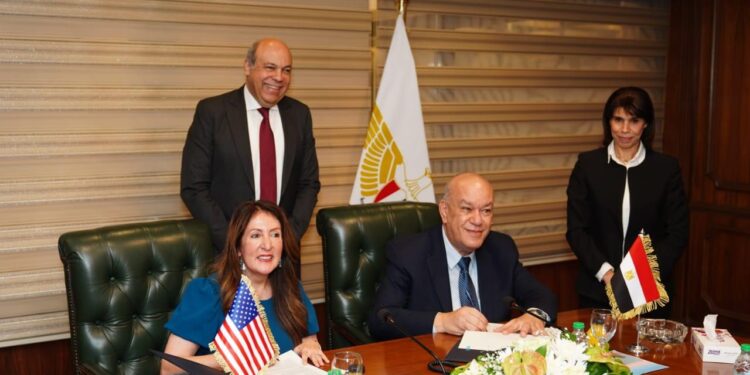 وزير الطيران يشهد توقيع مذكرة تفاهم بين مصر والولايات المتحدة الأمريكية لتعزيز منظومة أمن الطيران