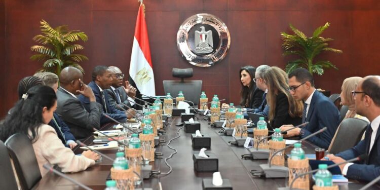 وزارة الاستثمار والتجارة الخارجية تستضيف وفداً من قيادات مجموعة ستاندرد بنك