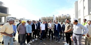 وزير الإسكان يتفقد مشروع “مارينا ٨” وتطوير الطريق الرئيسي لمدخل مارينا 5