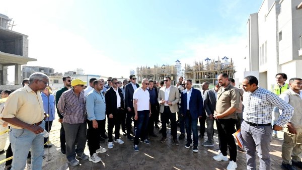 وزير الإسكان يتفقد مشروع “مارينا ٨” وتطوير الطريق الرئيسي لمدخل مارينا 5