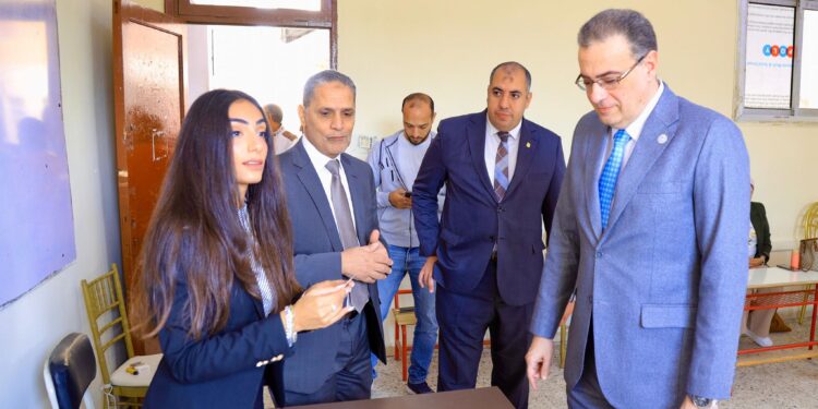 رئيس الجهاز المركزي للتنظيم والإدارة يدلي بصوته في انتخابات مجلس النواب