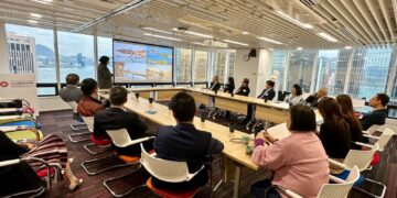 نائب وزير السياحة والآثار تلتقي مع وزيرة الدولة للسياحة والرياضة والثقافة ومسئولي هيئة الاستثمار