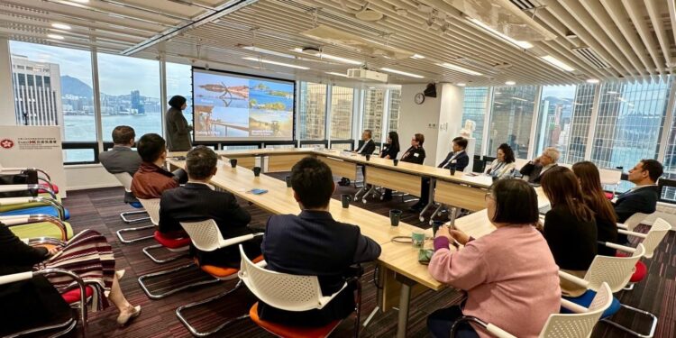 نائب وزير السياحة والآثار تلتقي مع وزيرة الدولة للسياحة والرياضة والثقافة ومسئولي هيئة الاستثمار