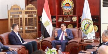 نائب وزير الصحة يبحث مع محافظ مطروح دعم البنية الصحية وتسريع مشروعات التطوير بالمحافظة