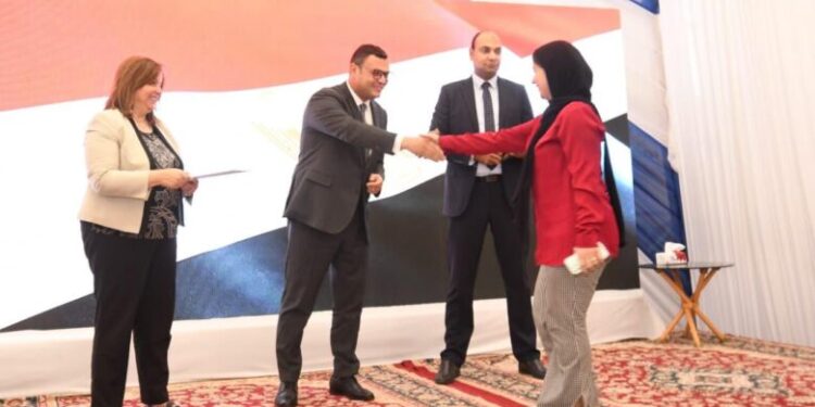 وزير الإسكان يُسلم عددًا من عقود وحدات المبادرة الرئاسية “سكن لكل المصريين” بالإعلان الرابع عشر بحدائق أكتوبر