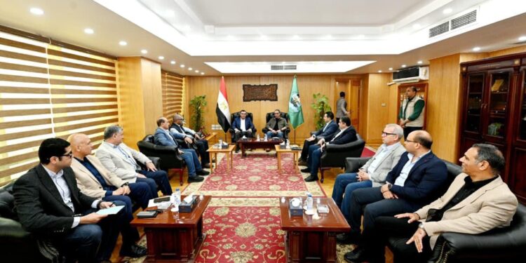 وزير الإسكان ومحافظ الفيوم يتابعان الموقف التنفيذي مشروعات “حياة كريمة” ومنظومة مياه الشرب والصرف الصحي بالمحافظة