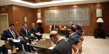 وزير الخارجية يلتقي نظيره الجزائري لبحث العلاقات الثنائية والقضايا محل الاهتمام المشترك