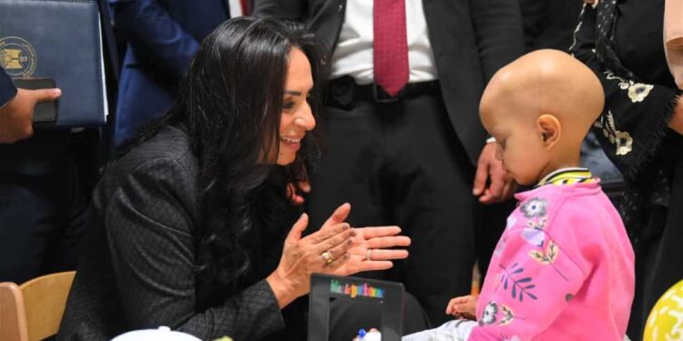 وزيرة التضامن الاجتماعي تلتقي المرضى بمستشفى شفاء الأورمان بمدينة طيبة بالأقصر