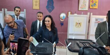 وزيرة التضامن تدلي بصوتها في انتخابات النواب بمدرسة بدر الإعدادية بالدقي