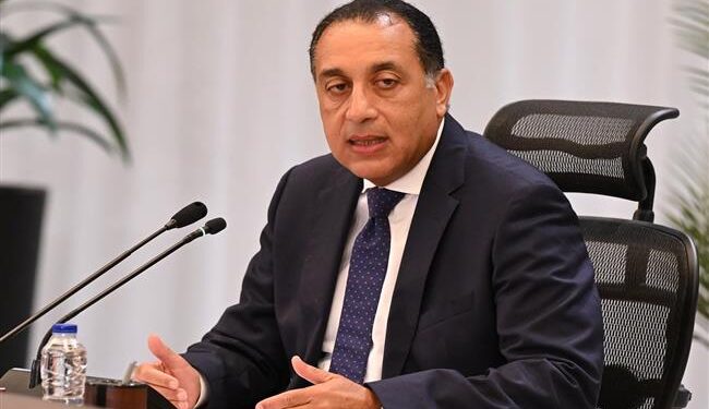 رئيس الوزراء يُتابع جهود اللجنة الطبية العليا والاستغاثات بمجلس الوزراء خلال شهر أكتوبر الماضي