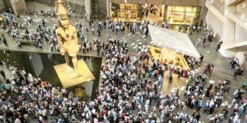 مدير المتحف المصري الكبير: الإقبال فاق التوقعات.. وإجراءات لتنظيم الزوار وضمان سلامة الآثار