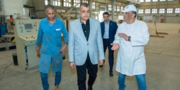 وزير الإنتاج الحربي يطمئن على سير العمل بشركة حلوان للصناعات غير الحديدية (مصنع 63 الحربي)