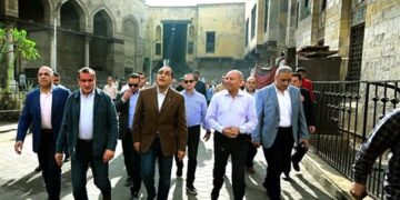 رئيس الوزراء يتفقد أعمال إعادة إحياء منطقة حارة الروم وباب زويلة