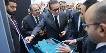 وزير الصحة يتفقد معرض «سمارت هيلث جيت» وجناح التنمية البشرية