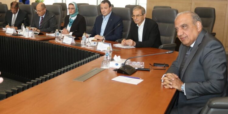 وزير الكهرباء يبحث مع وفد البنك الدولي دعم وتعزيز سبل الشراكة والتعاون في مجالات الطاقات المتجددة