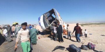 صرف تعويضات مالية عاجلة لضحايا حادث طريق إسنا من أبناء أسوان