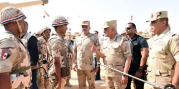 وزير الدفاع يشهد إجراءات تفتيش الحرب لأحد تشكيلات المنطقة المركزية العسكرية