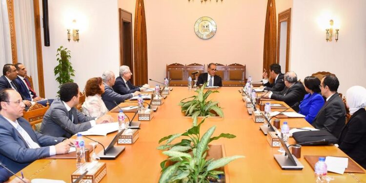 وزير الخارجية يلتقى قيادات وأعضاء القطاع الآسيوي وإدارة البحوث والتقديرات والتخطيط السياسي