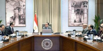 رئيس الوزراء يُتابع مع رئيس هيئة الرعاية الصحية استعدادات المرحلة الثانية للتأمين الصحي الشامل