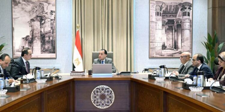 رئيس الوزراء يُتابع مع رئيس هيئة الرعاية الصحية استعدادات المرحلة الثانية للتأمين الصحي الشامل