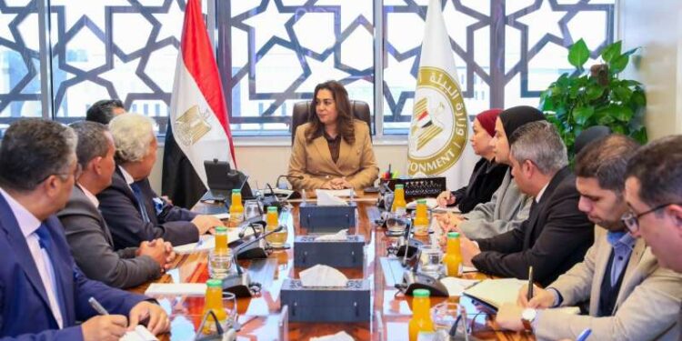 وزيرة التنمية المحلية تبحث فرص الاستثمار المستدام داخل المحميات الطبيعية مع أحد المستثمرين