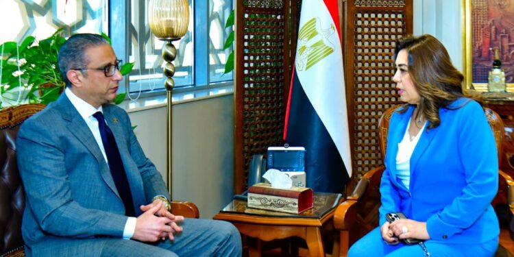 وزيرة التنمية تناقش مع محافظ الفيوم آخر مستجدات لجنة إعادة التوازن البيئي ببحيرة قارون