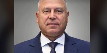 وزير الصناعة والنقل يصل العاصمة العمانية مسقط للمشاركة في منتدى الأعمال المصري العماني