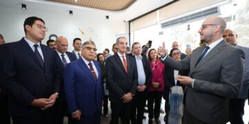 وزير الاتصالات يبحث مع محافظ الدقهلية التعاون في دعم جهود التحول الرقمي بالمحافظة